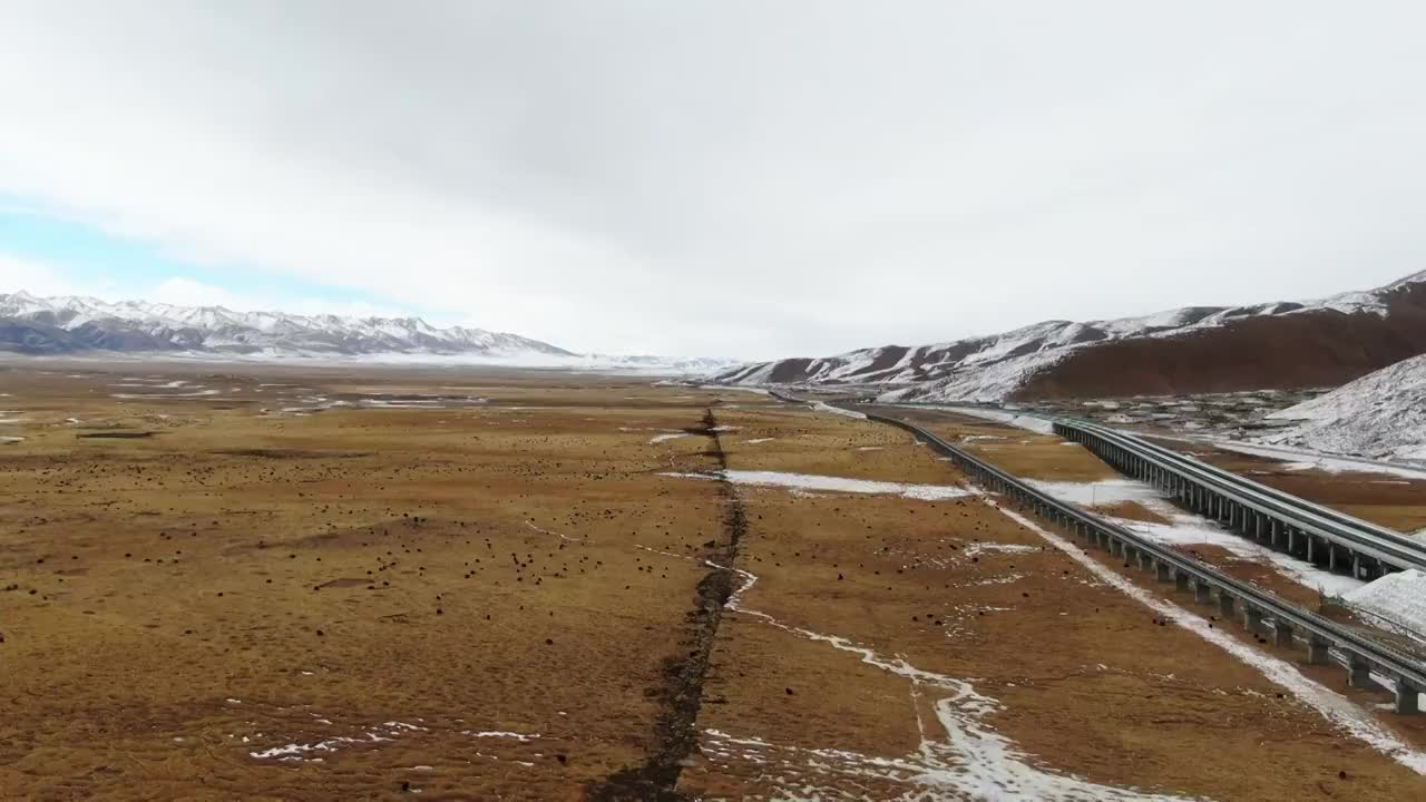 航拍西藏那曲的高原牧场、G109国道和青藏铁路视频素材