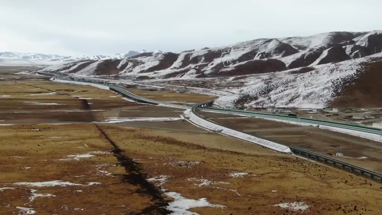 航拍西藏那曲的高原牧场、G109国道和青藏铁路视频素材