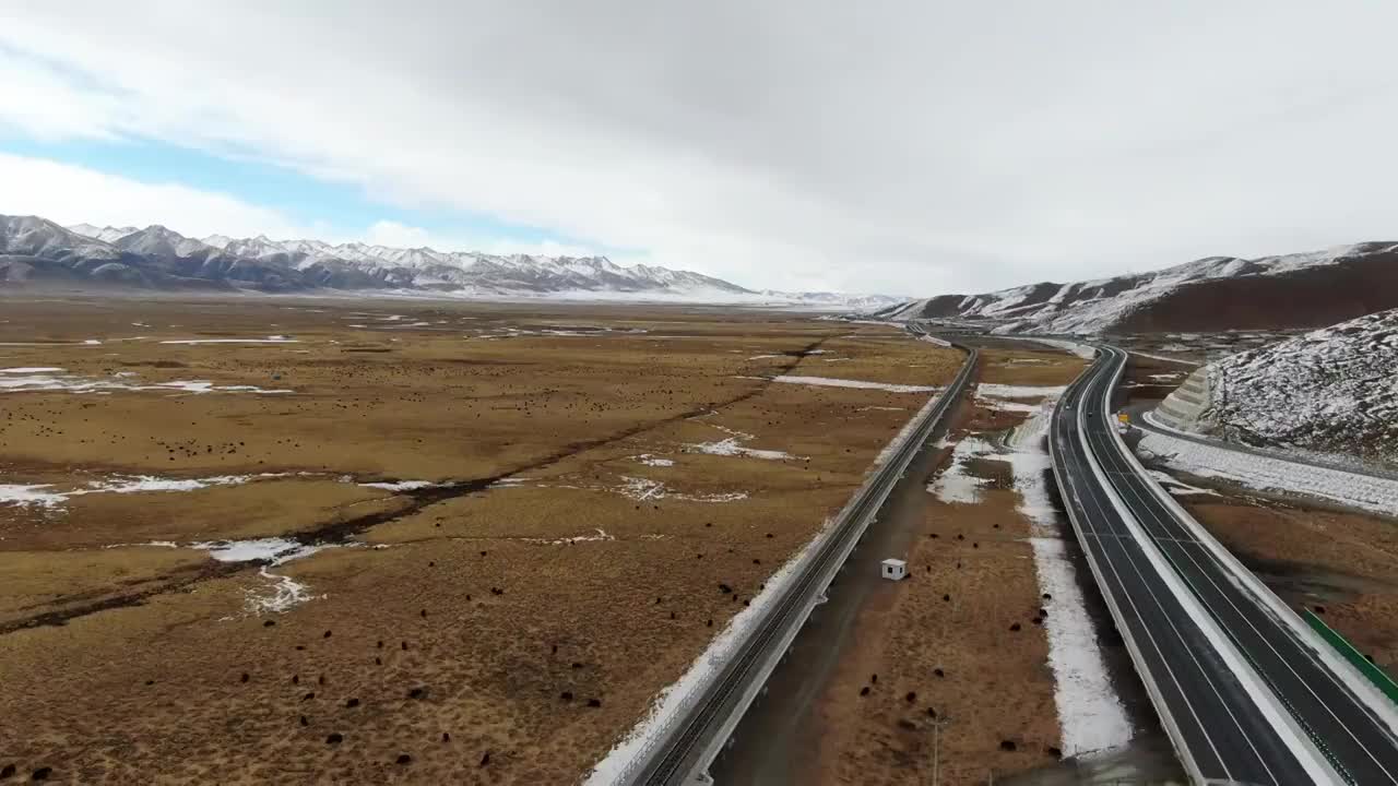 航拍西藏那曲的高原牧场、G109国道和青藏铁路视频素材