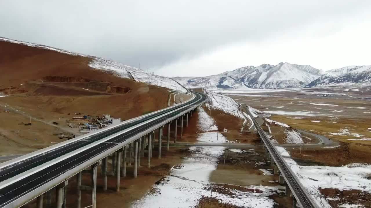 航拍青藏高原牧场旁的G6京藏高速和青藏铁路视频素材