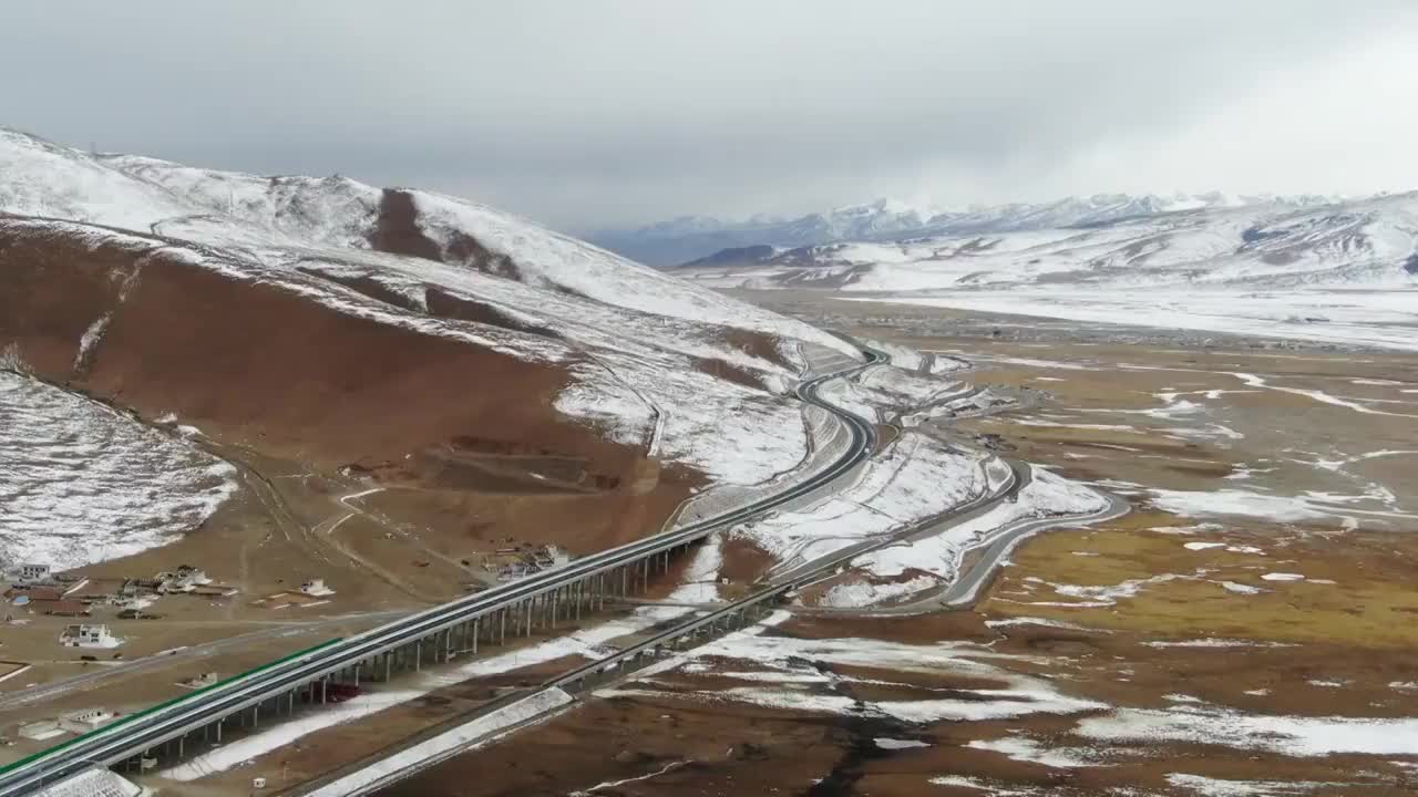 航拍青藏高原牧场旁的G6京藏高速和青藏铁路视频素材