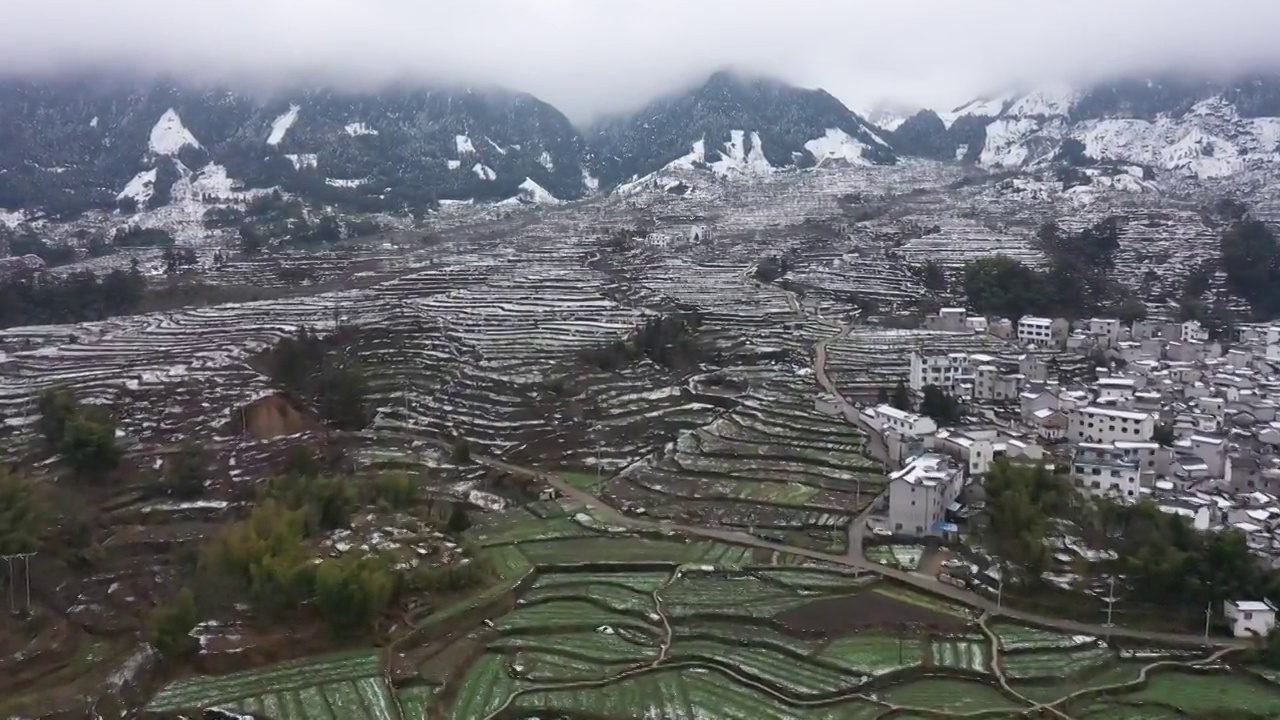 安徽省宣城市绩溪家朋乡雪后梯田视频下载