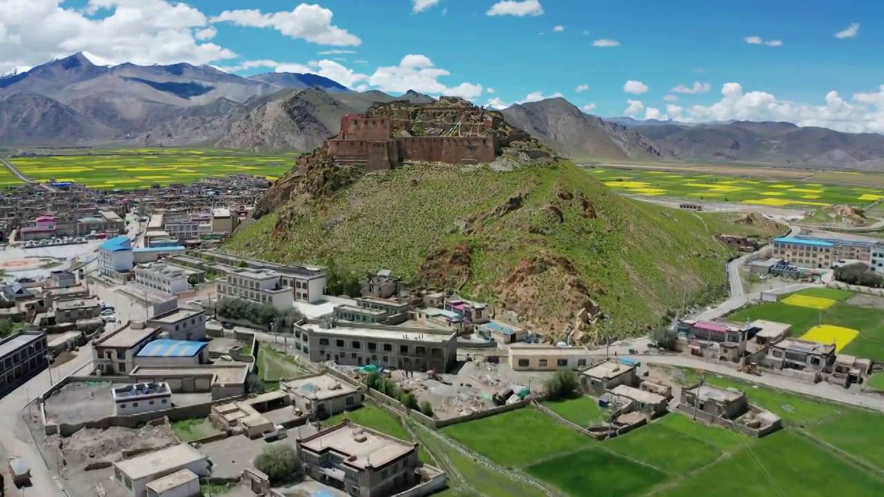 西藏羊湖旁边村庄山顶上的旧寺庙视频下载