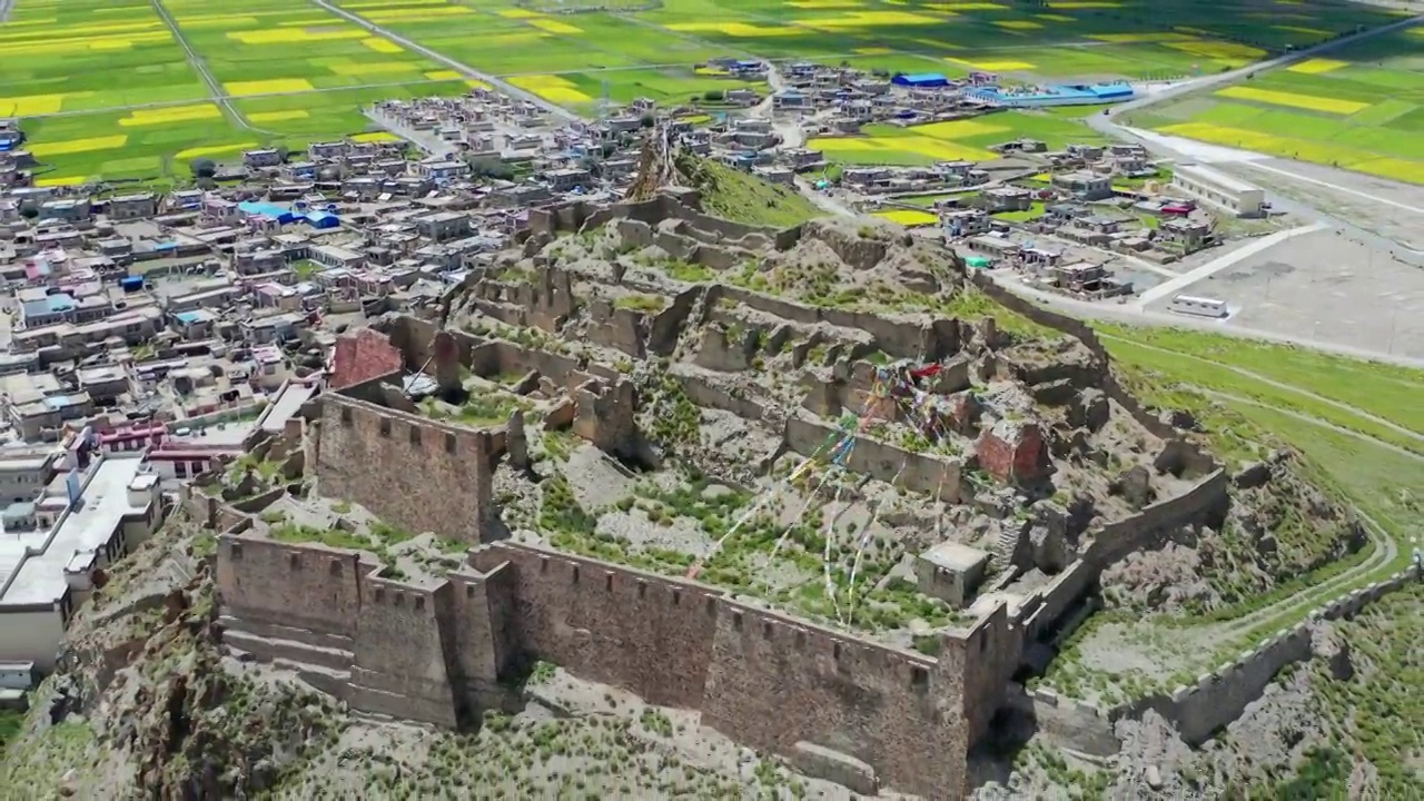 西藏羊湖旁边村庄山顶上的旧寺庙视频下载