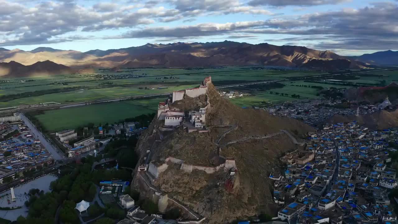 航拍西藏江孜县凌晨宗山抗英遗址视频素材