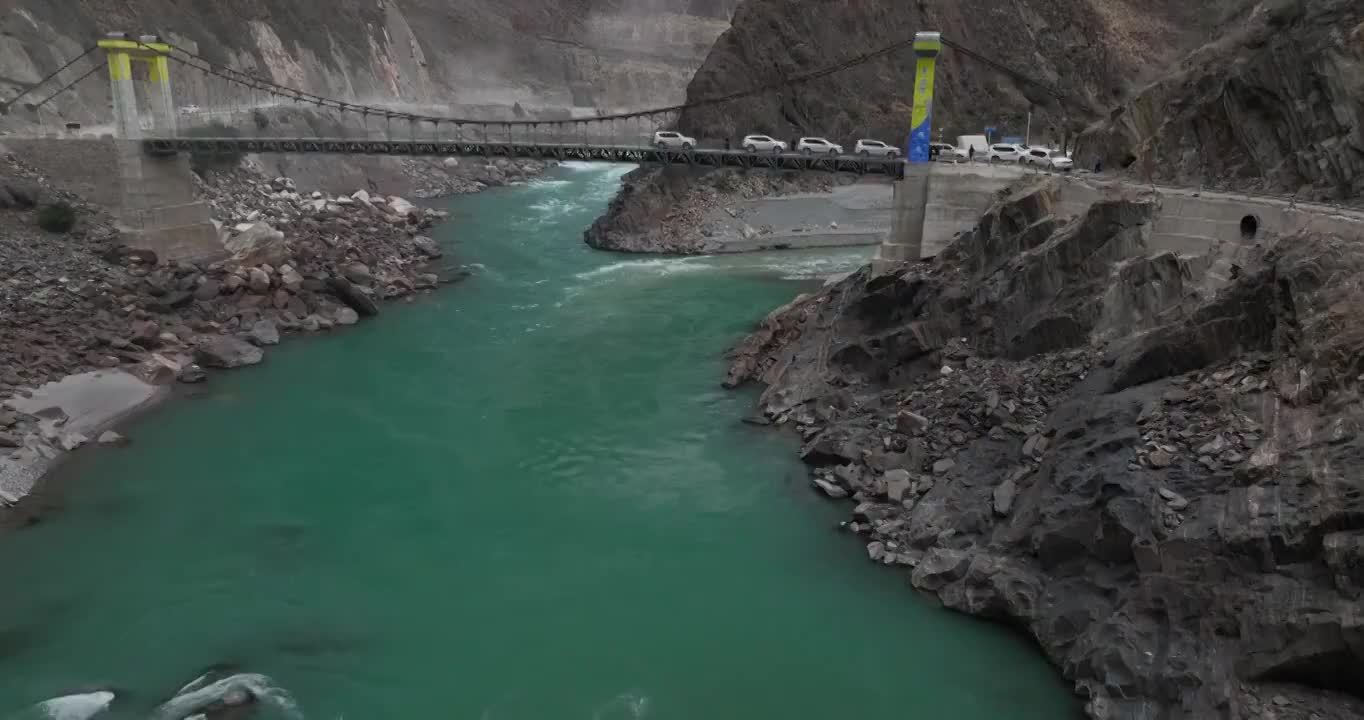 航拍西藏林芝地区察隅县横断山脉中的怒江大峡谷视频素材