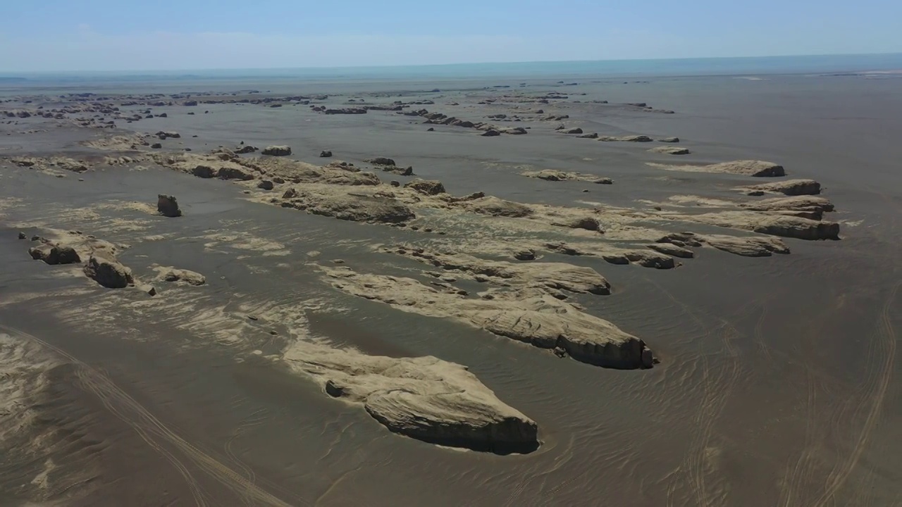 新疆哈密大海道雅丹地貌越野自驾游旅行自然风光视频素材