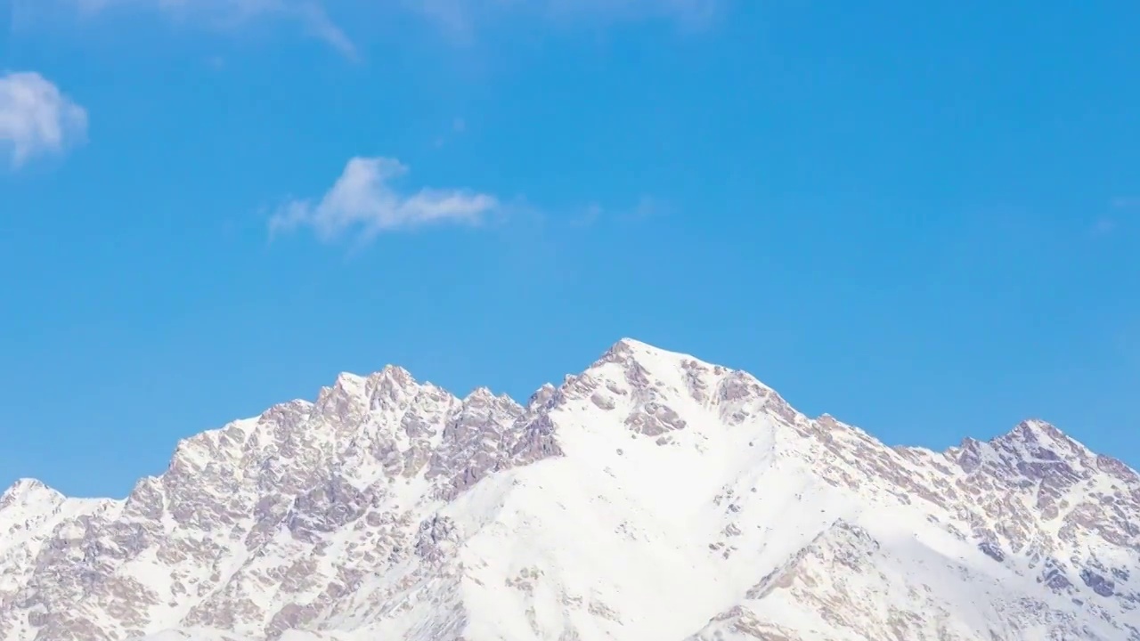 中国新疆温宿境内冬季天山山脉雪峰与蓝天白云视频素材