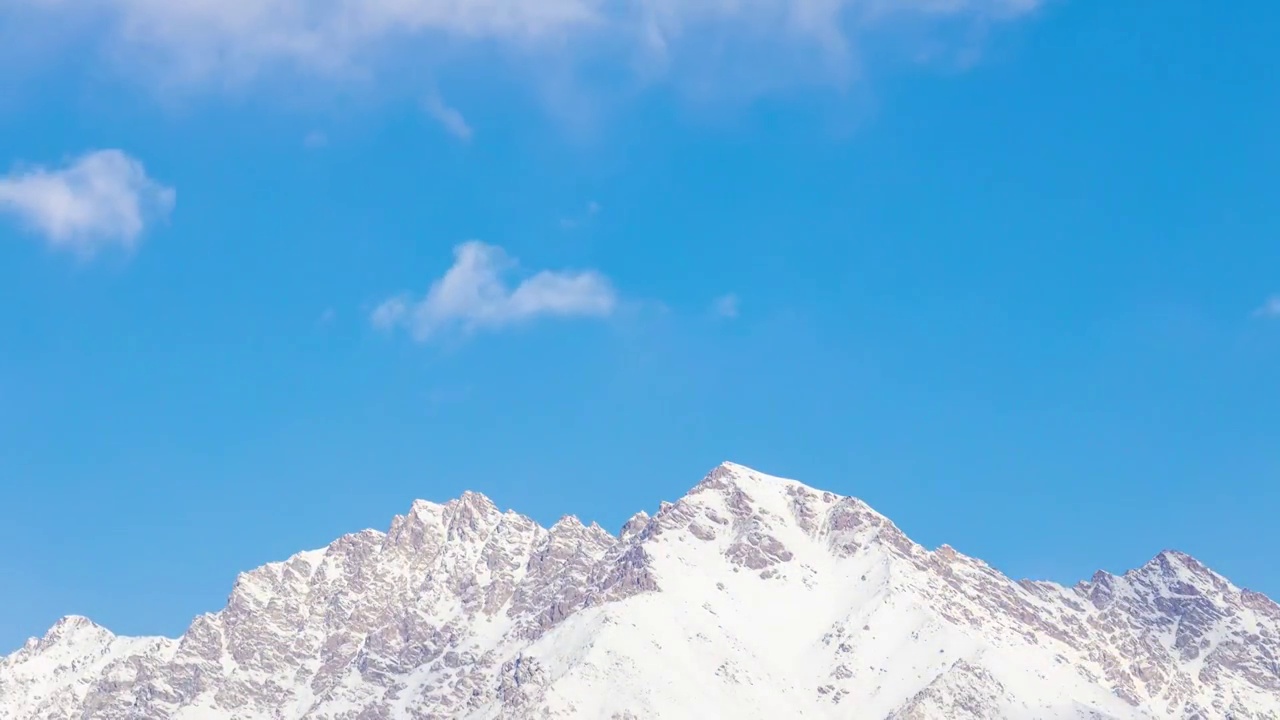 中国新疆温宿境内冬季天山山脉雪峰与蓝天白云视频素材