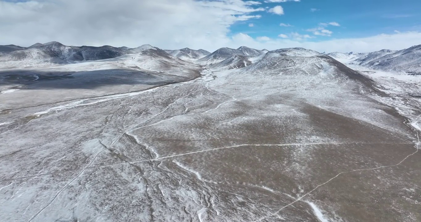 航拍西藏那曲青藏高原唐古拉山上的雪山和山峰视频素材