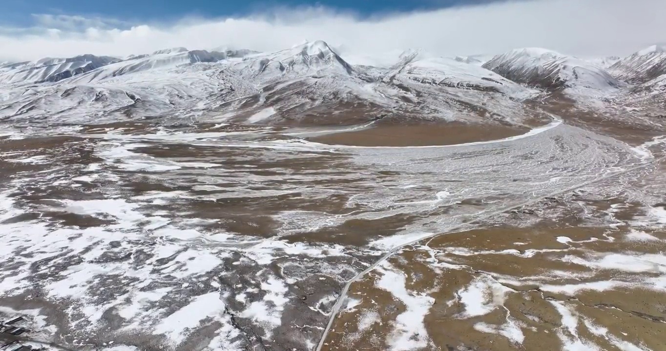 航拍西藏那曲青藏高原唐古拉山上的雪山和山峰视频素材