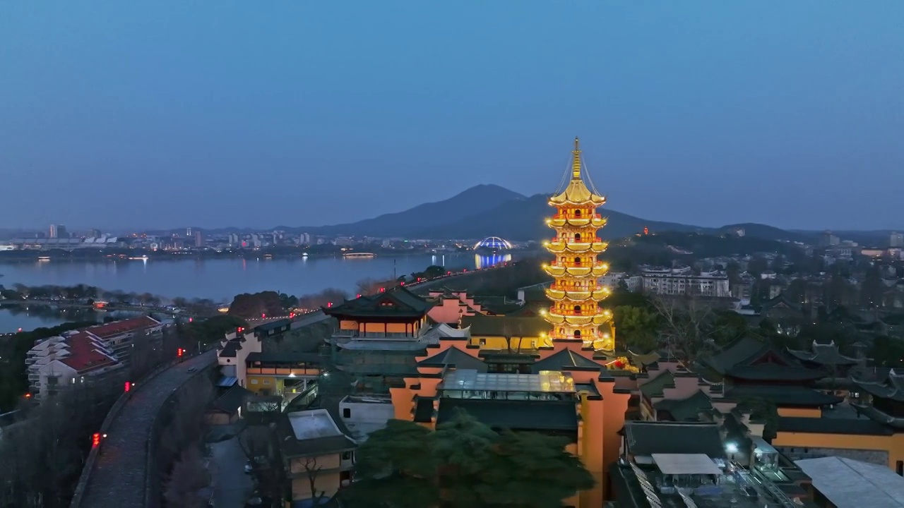 蓝光时刻的南京鸡鸣寺与紫金山玄武湖视频素材