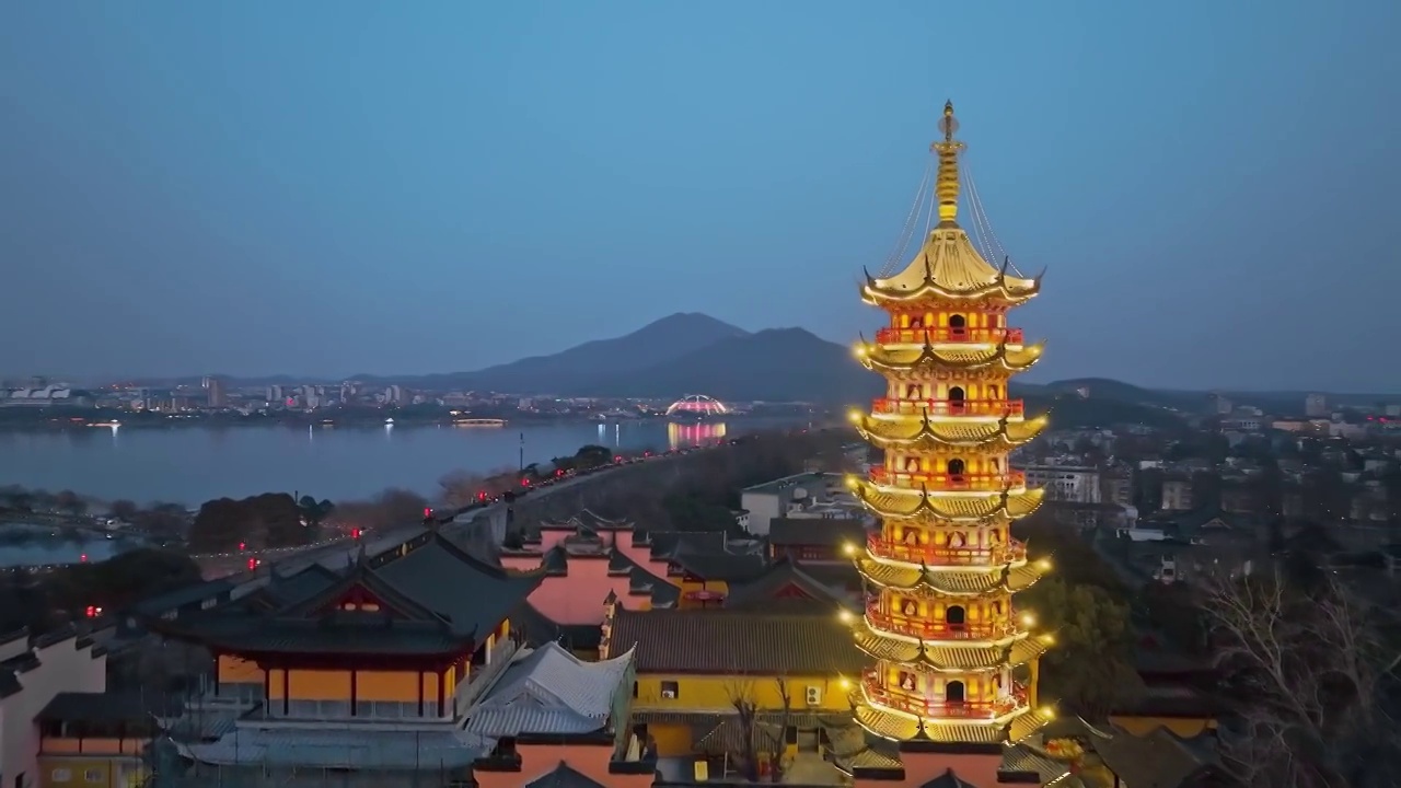 航拍南京鸡鸣寺夜景视频素材