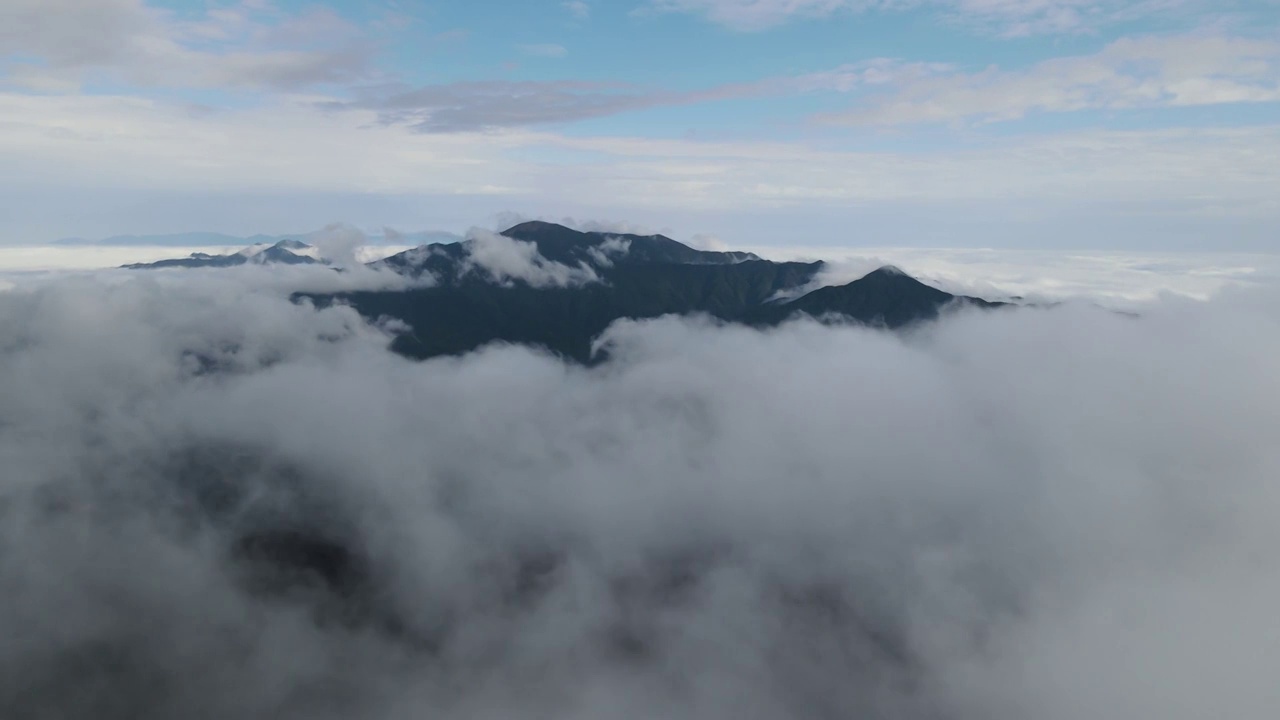 高山云海穿云航拍天空唯美云雾缭绕视频素材