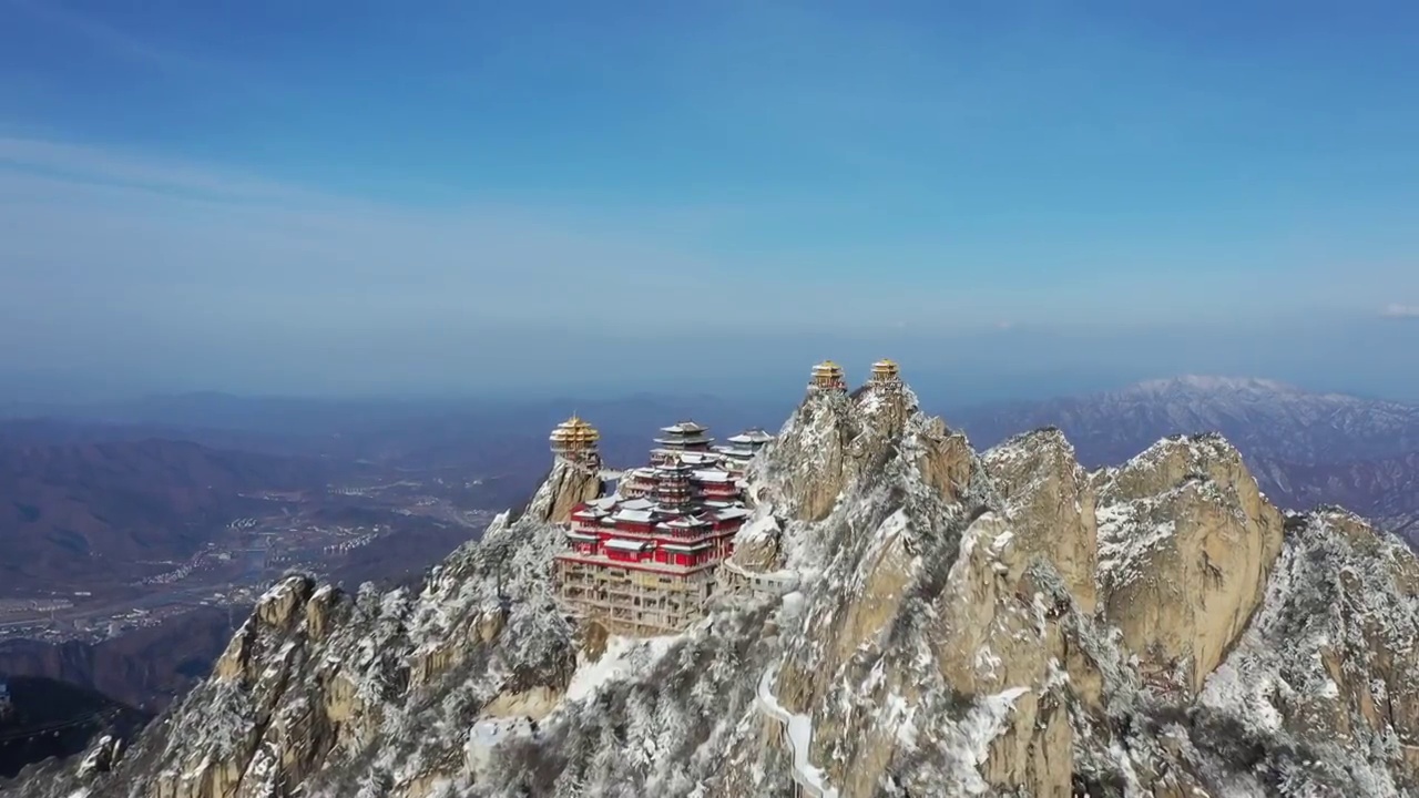 河南洛阳栾川老君山金顶道观群与栾川县城冬季雪景户外风光航拍视角视频素材