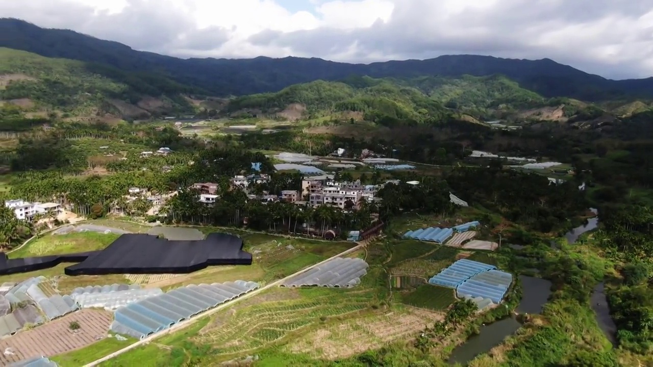 航拍海南著名的五指山自然风光视频素材