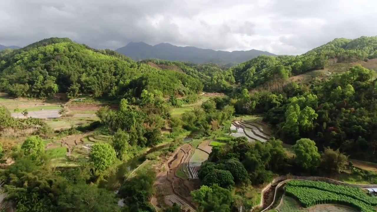 航拍海南著名的五指山自然风光视频素材