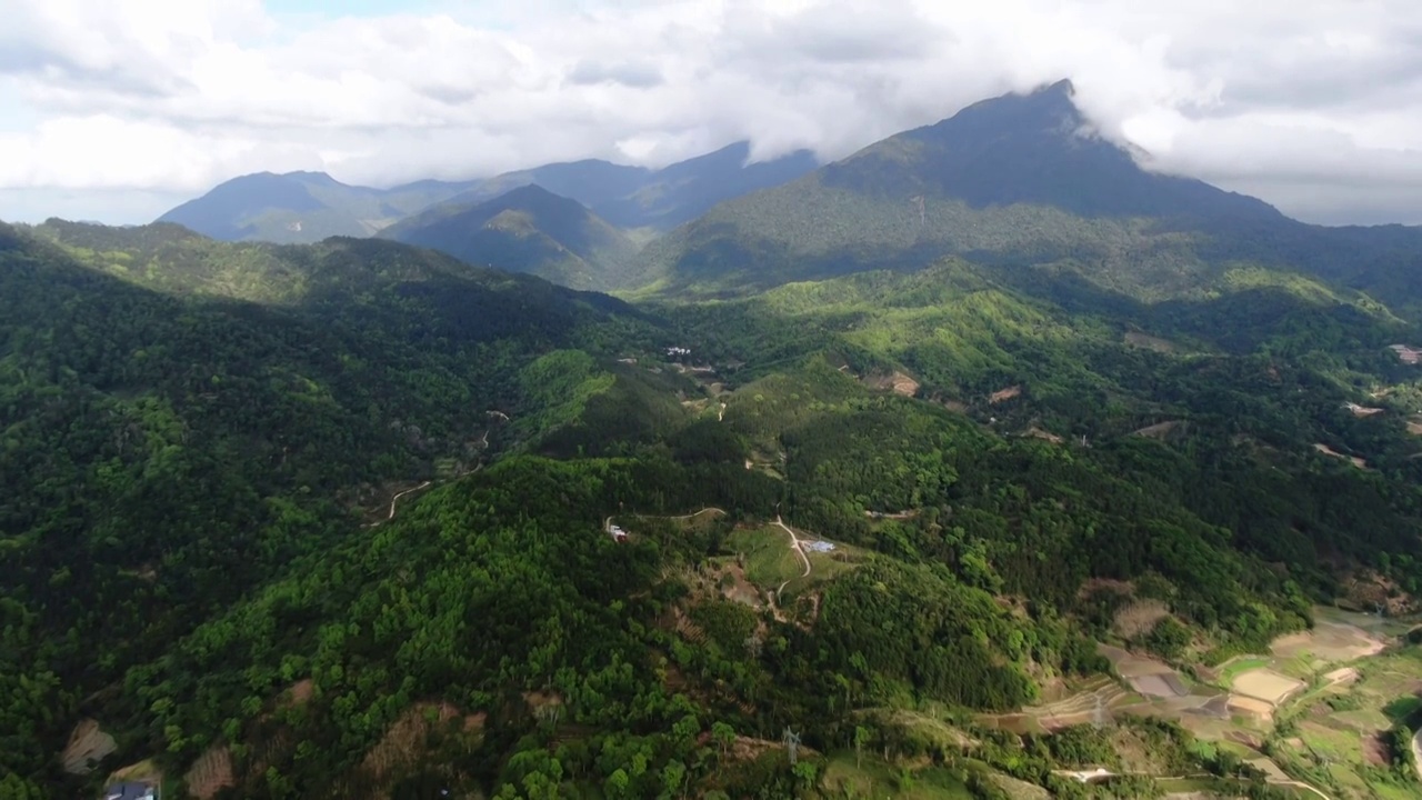 航拍海南著名的五指山自然风光视频素材