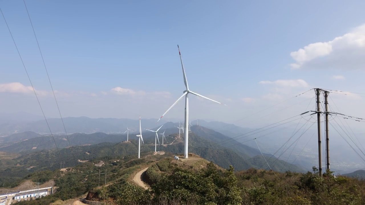 用延时摄影拍摄亚洲中国福建山顶上的风力发电视频素材