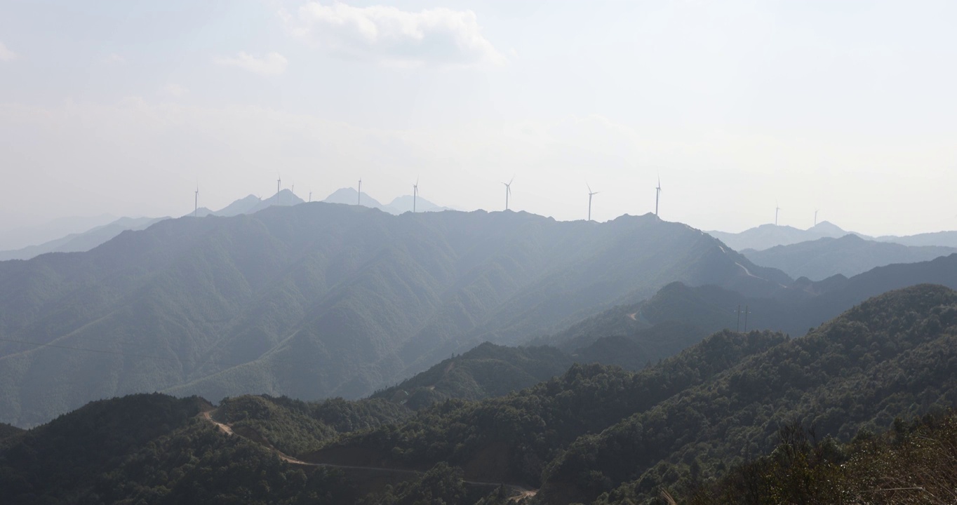 亚洲中国福建山顶上的风力发电视频素材