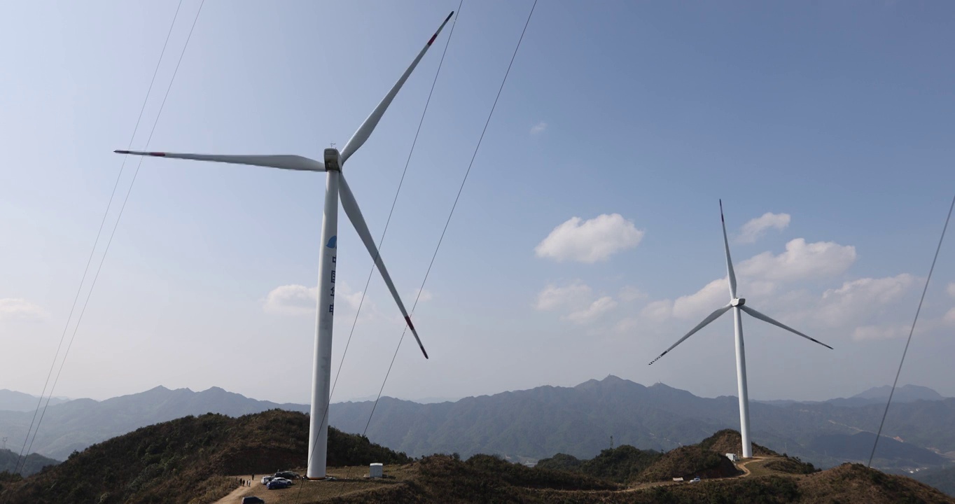 亚洲中国福建山顶上的风力发电视频素材