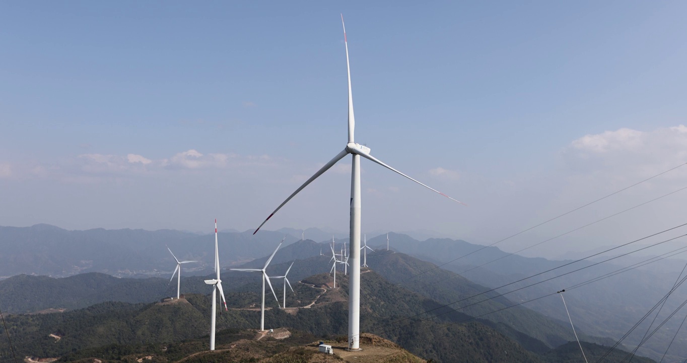 亚洲中国福建山顶上的风力发电视频素材