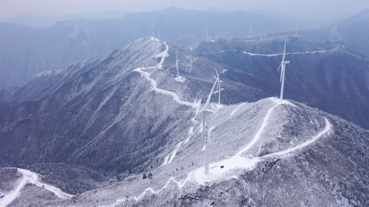 冬季白鹤尖风力发电视频素材