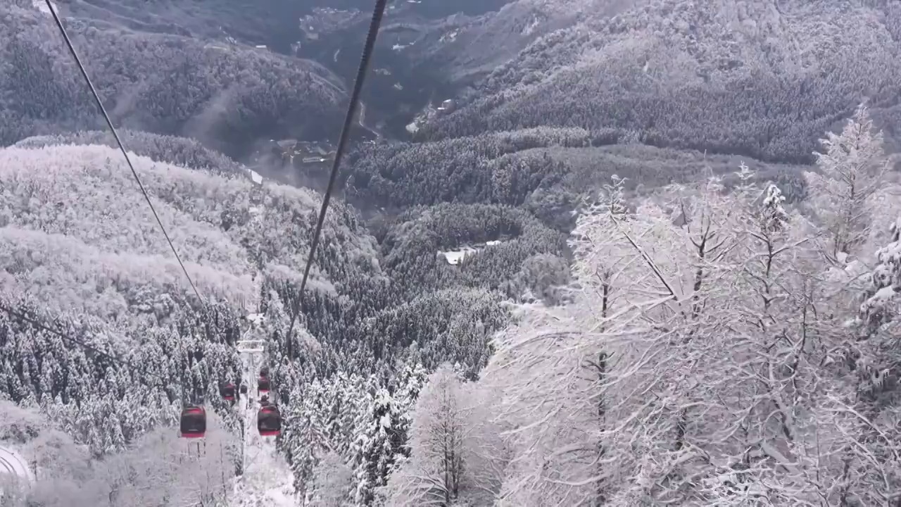 冬季被冰雪覆盖的瓦屋山和观光索道视频素材