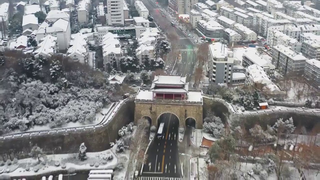 雪后的南京仪凤门城墙视频素材