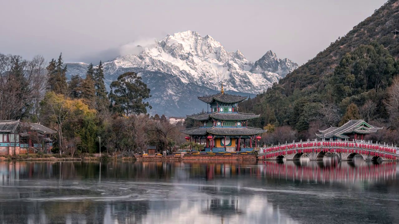 云南丽江黑龙潭公园雪山延时视频素材