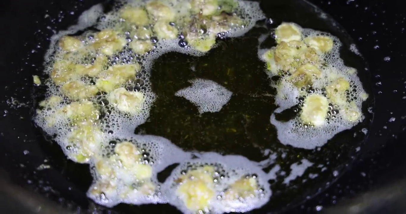 美食烹饪：铁锅里正在熬制的鸡油视频素材