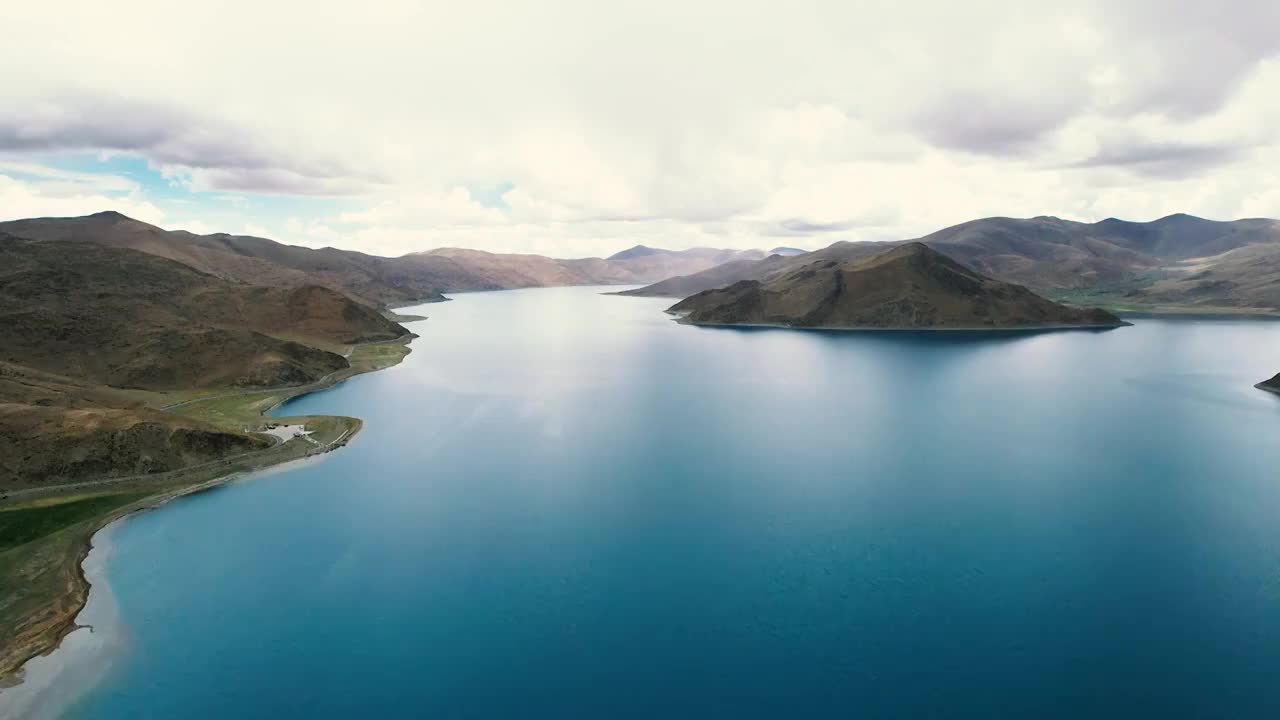 西藏山南市浪卡子县羊卓雍措高原圣湖航拍视频素材