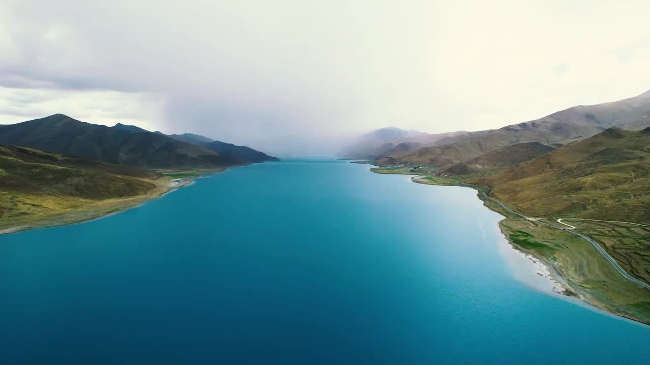 西藏山南市浪卡子县羊卓雍措高原圣湖航拍视频素材