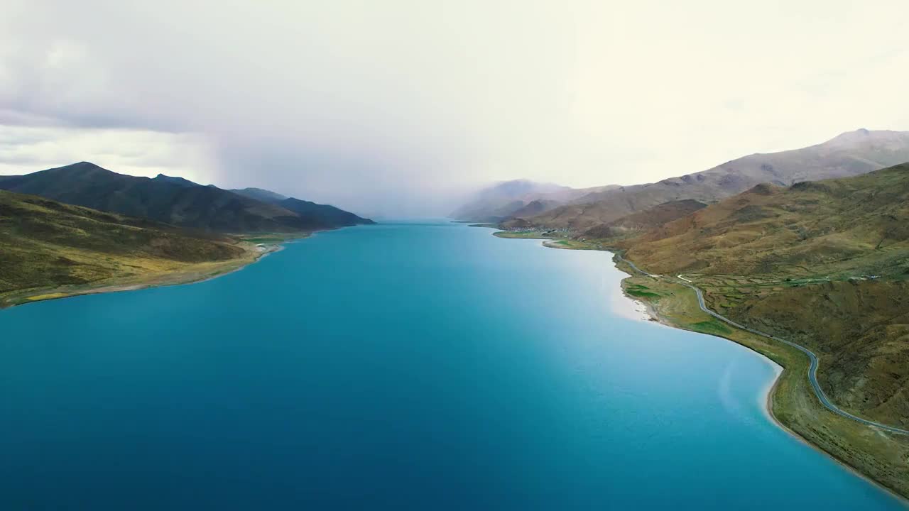 西藏山南市浪卡子县羊卓雍措高原圣湖航拍视频素材