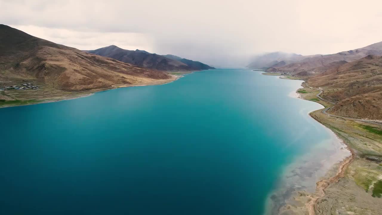 西藏山南市浪卡子县羊卓雍措高原圣湖航拍视频素材