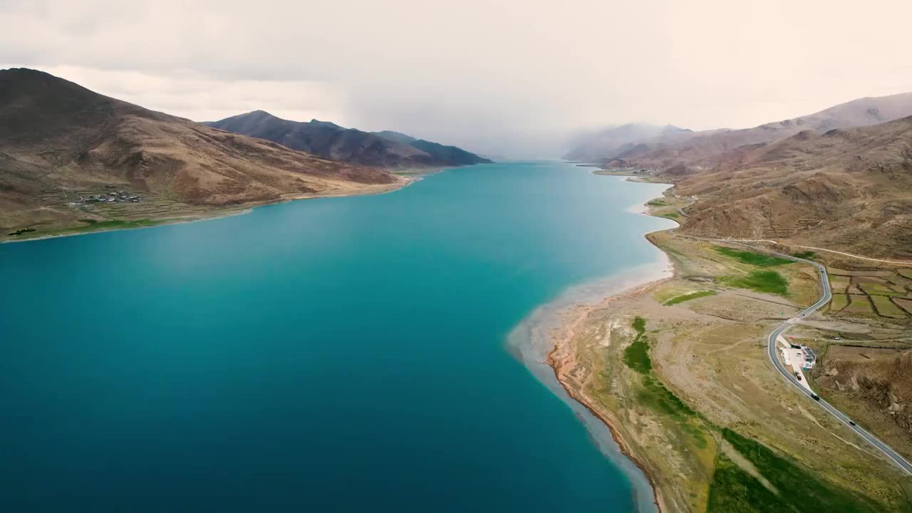 西藏山南市浪卡子县羊卓雍措高原圣湖航拍视频素材