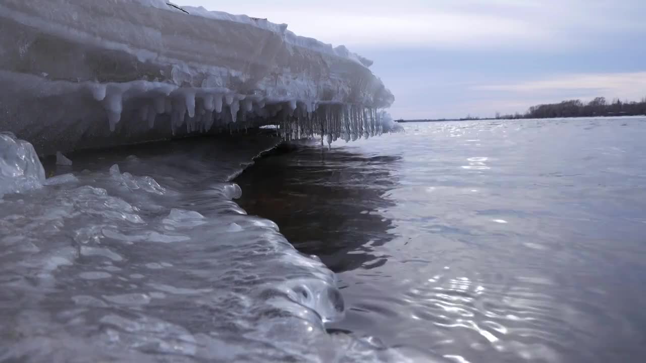 春天冰河融化，冬天风景，近距离拍摄冰河流水视频素材