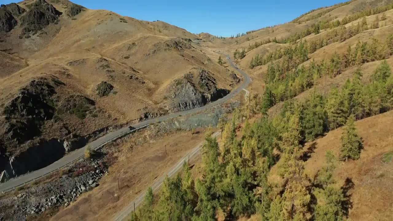 新疆阿勒泰布尔津高山森林自驾游公路旅行自然风光视频素材