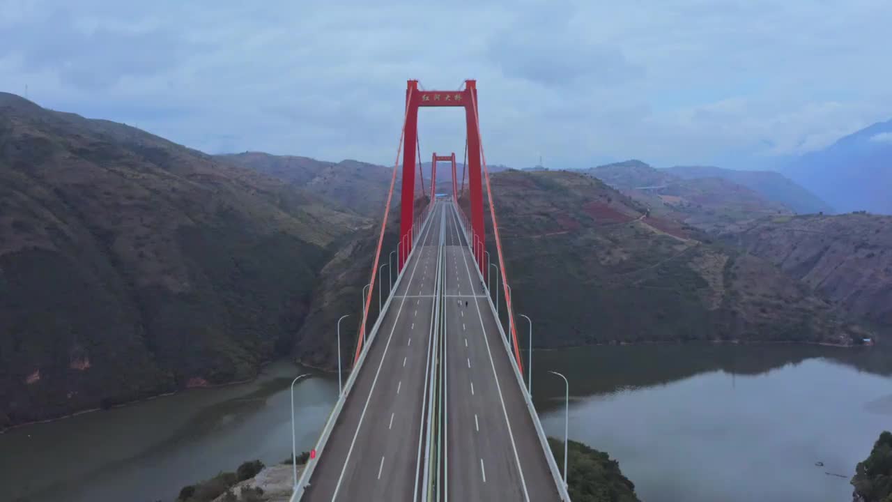 高速公路与桥梁的航拍，云南红河大桥视频素材