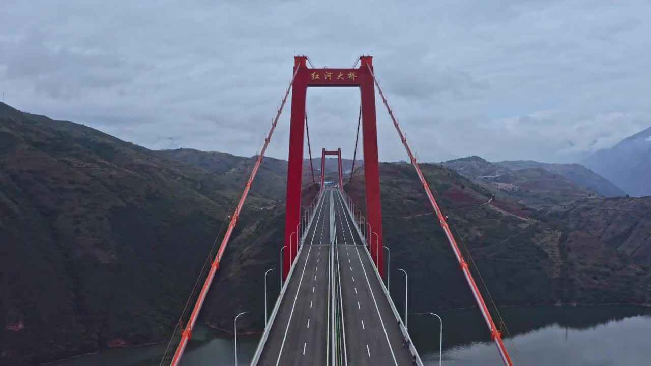 高速公路与桥梁的航拍，云南红河大桥视频素材