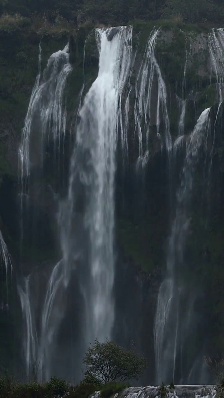 瀑布的水流，巨大落差的瀑布壮观，云南九龙瀑布群视频素材