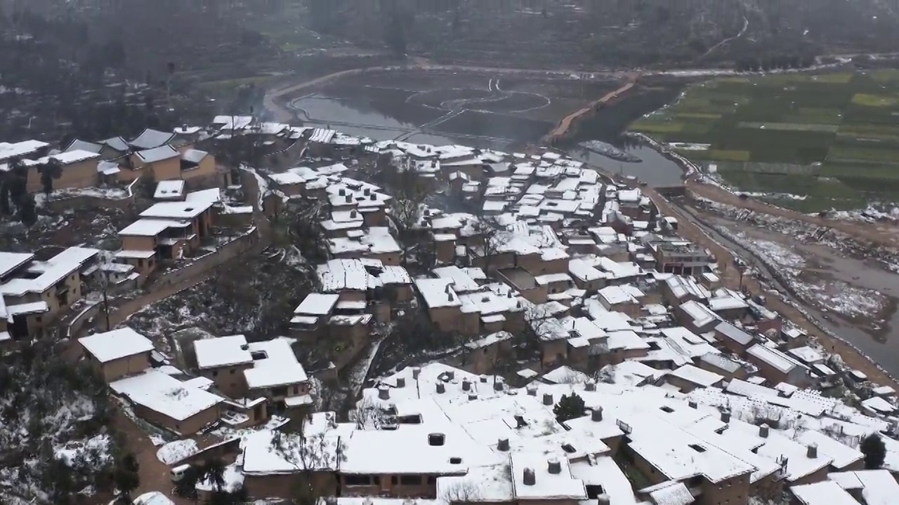 雪后的古村航拍视角，云南泸西城子古村视频素材