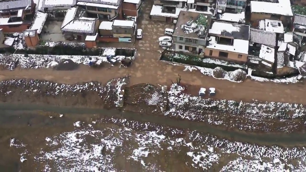 雪后的古村航拍视角，云南泸西城子古村视频素材