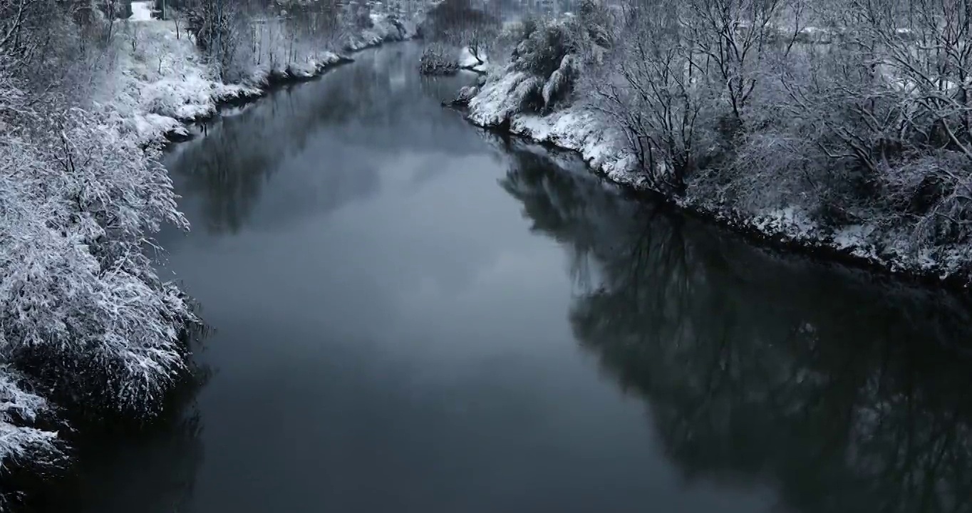 雪后的河流，一幅静谧的水墨山水画卷视频素材