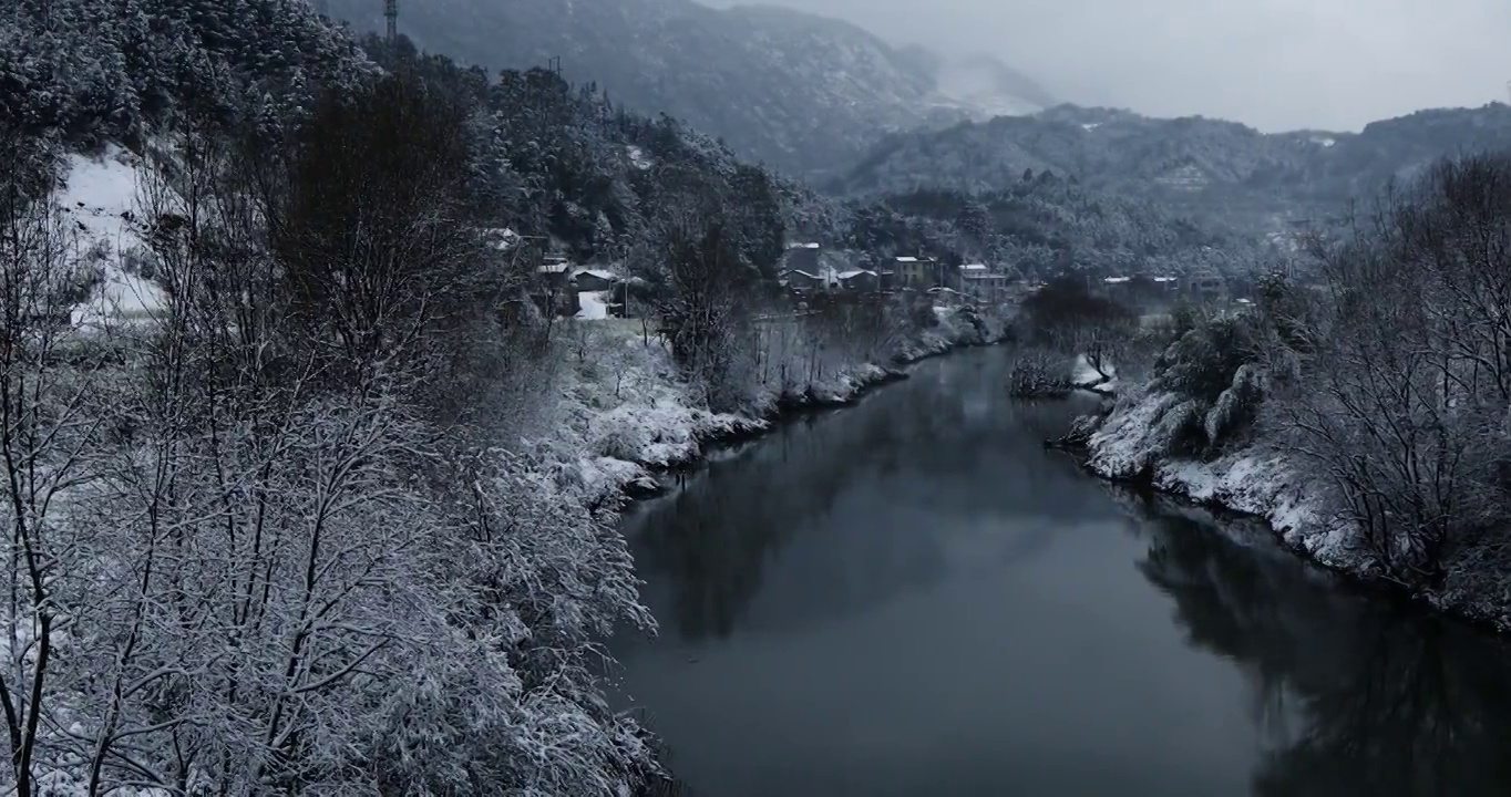 雪后的河流，一幅静谧的水墨山水画卷视频素材