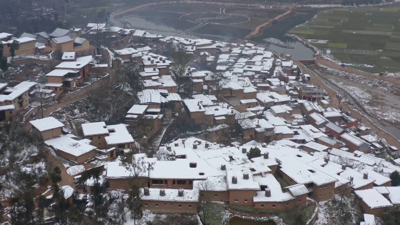 雪后的古村，航拍雪中的古村庄，云南泸西城子古村视频素材