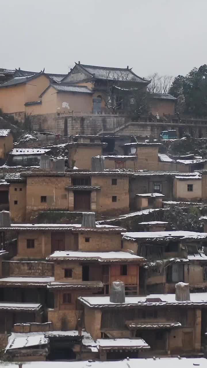 雪后的古村，航拍雪中的古村庄，云南泸西城子古村视频素材