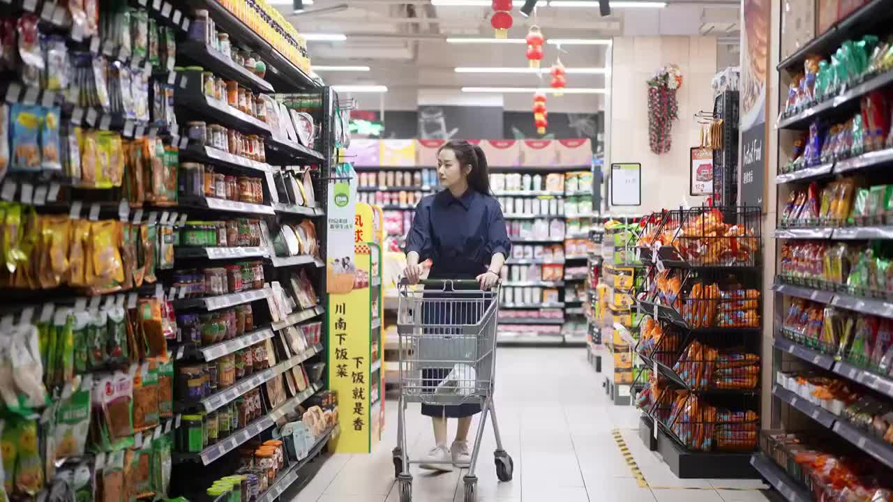 年轻女子在超市里购物视频素材