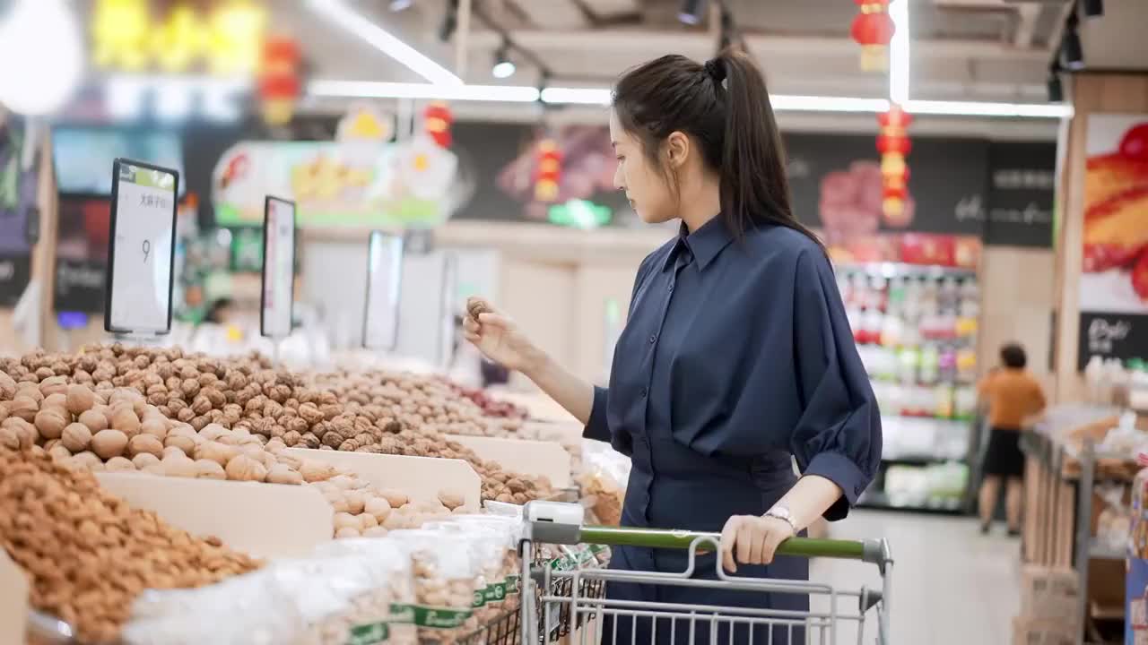 年轻女子在超市里购物视频素材