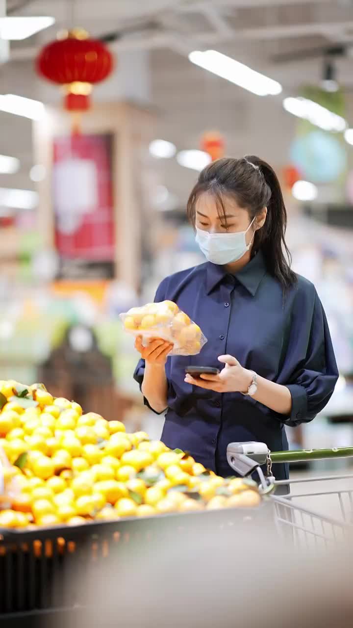 年轻女子在超市里选购水果视频素材